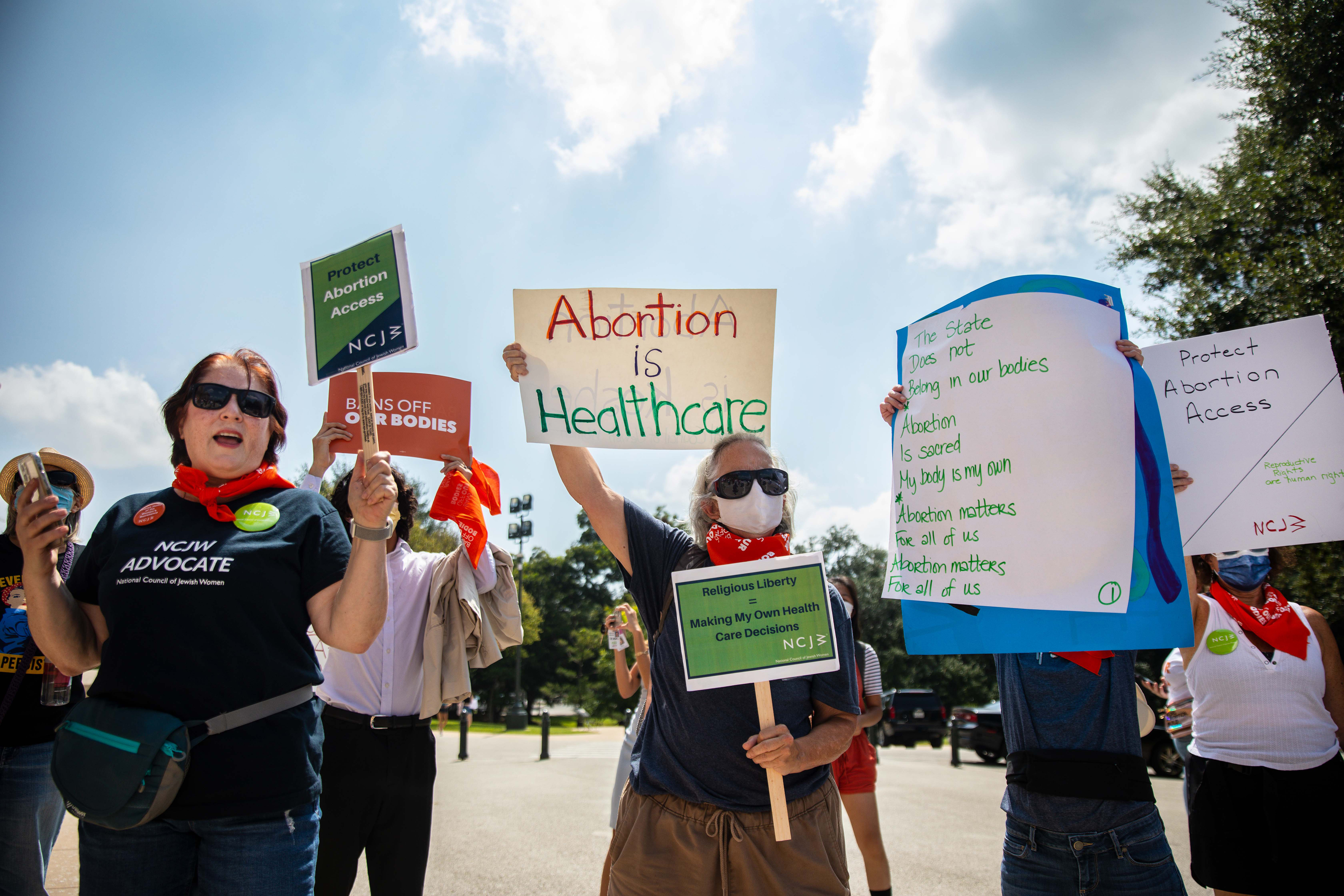 Una protesta de “Bans Off Our Bodies” (un movimiento que busca impedir que se ejerzan prohibiciones sobre el cuerpo de las mujeres) en el Capitolio del estado de Texas en Austin el miércoles 1 de septiembre de 2021. (Foto Prensa Libre: Montinique Monroe/The New York Times)