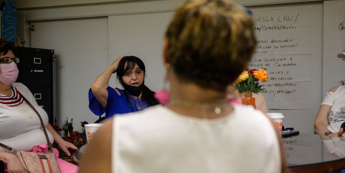 Lucelly Gil se sienta ante la trabajadora social clínica Rosa Bramble, durante una reunión de grupo para trabajadores inmigrantes de limpieza de la zona cero de los ataques al World Trade Center. (Foto Prensa Libre: AFP)