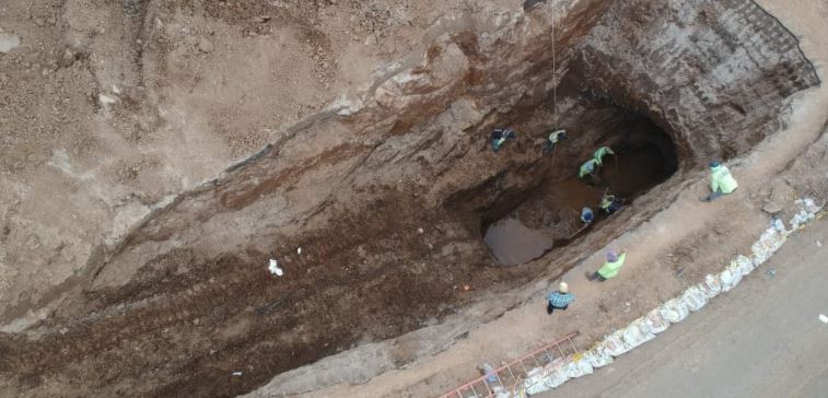 Vista del hundimiento en El Naranjo, Mixco. (Foto Prensa Libre: María José Bonilla)