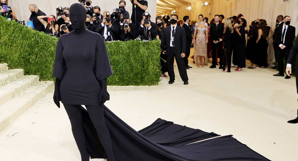 Kim Kardashian causa revuelo con su atuendo en la gala del Met y los memes no la perdonan