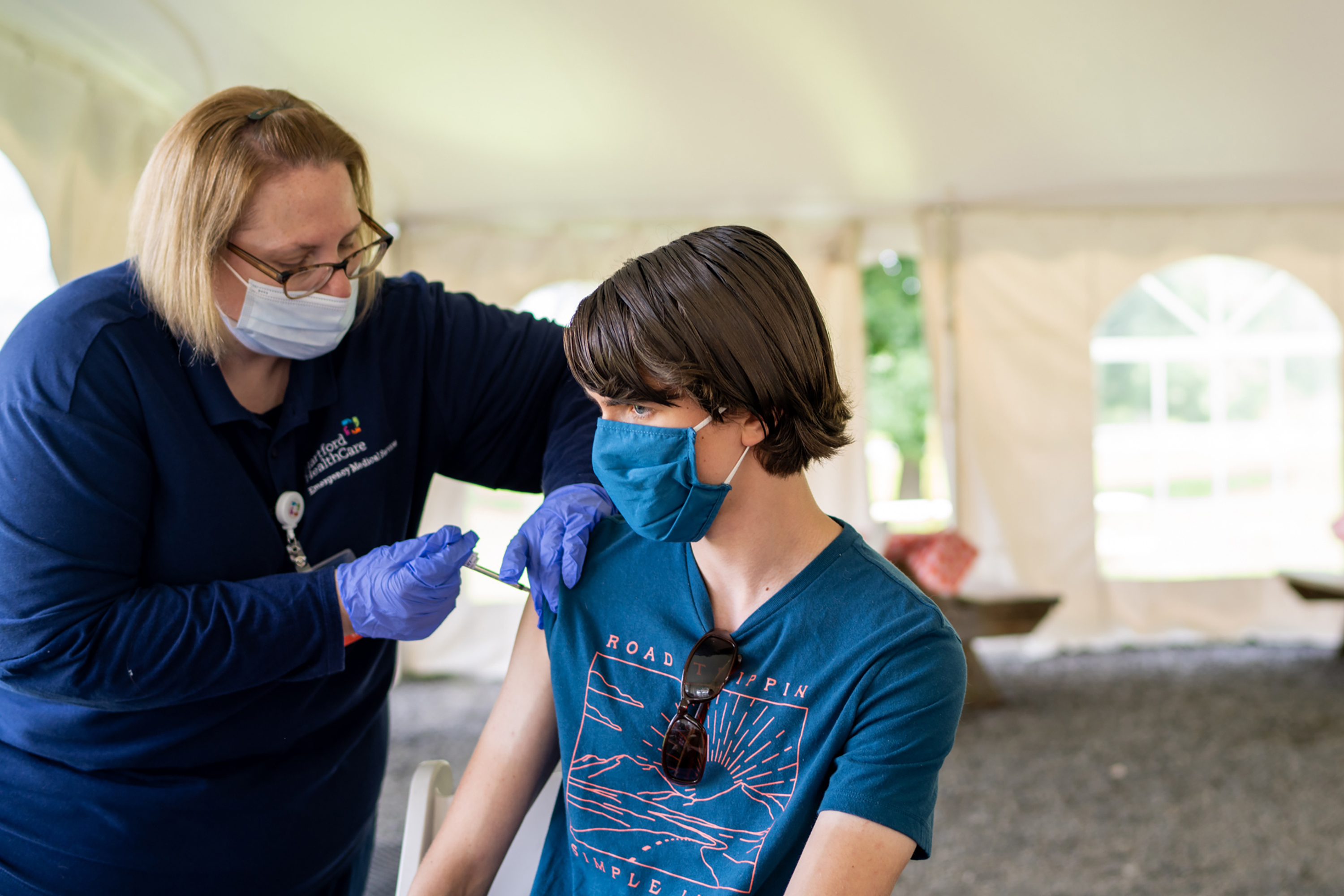 Un adolescente recibe una vacuna contra el COVID-19 en una clínica temporal en Middlefield, Connecticut, el 22 de julio de 2021. (Foto Prensa Libre: Christopher Capozziello/The New York Times)
