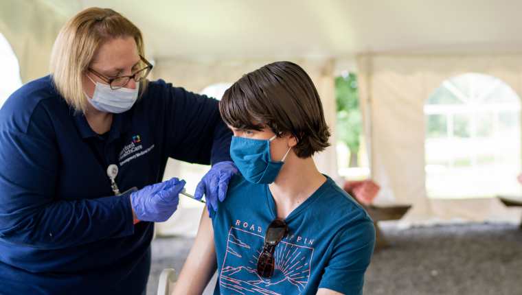 Un adolescente recibe una vacuna contra el COVID-19 en una clínica temporal en Middlefield, Connecticut, el 22 de julio de 2021. (Foto Prensa Libre: Christopher Capozziello/The New York Times)