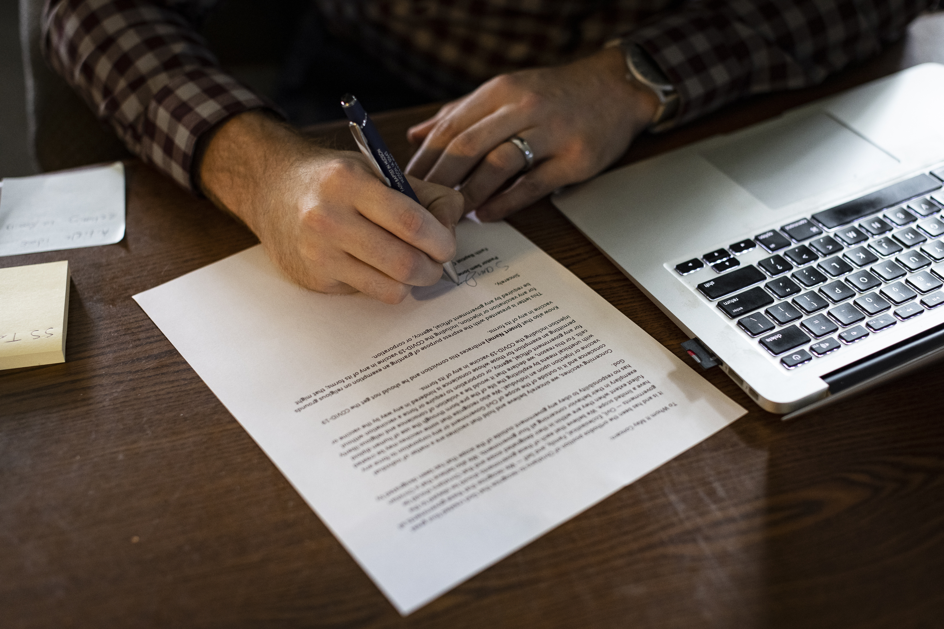 El pastor Sam Jones, quien ha firmado cerca de 30 cartas para respaldar las solicitudes de exención de los feligreses, en la Iglesia de la Religión Bautista, en Hudson, Iowa, el 2 de septiembre de 2021. (Foto Prensa Libre: Kathryn Gamble/The New York Times)