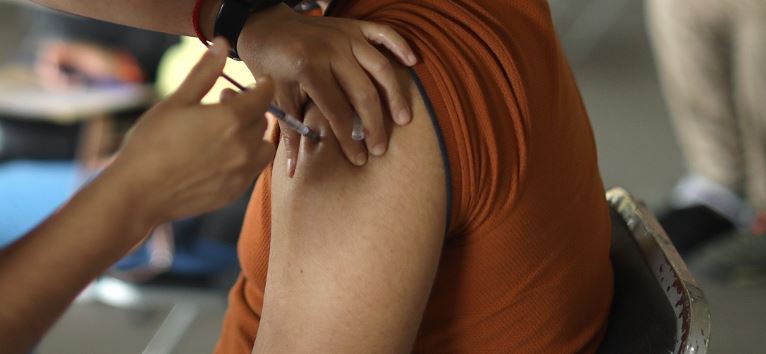Millones de personas en todo el mundo ya han sido vacunadas contra el covid-19. (Foto Prensa Libre: EFE)