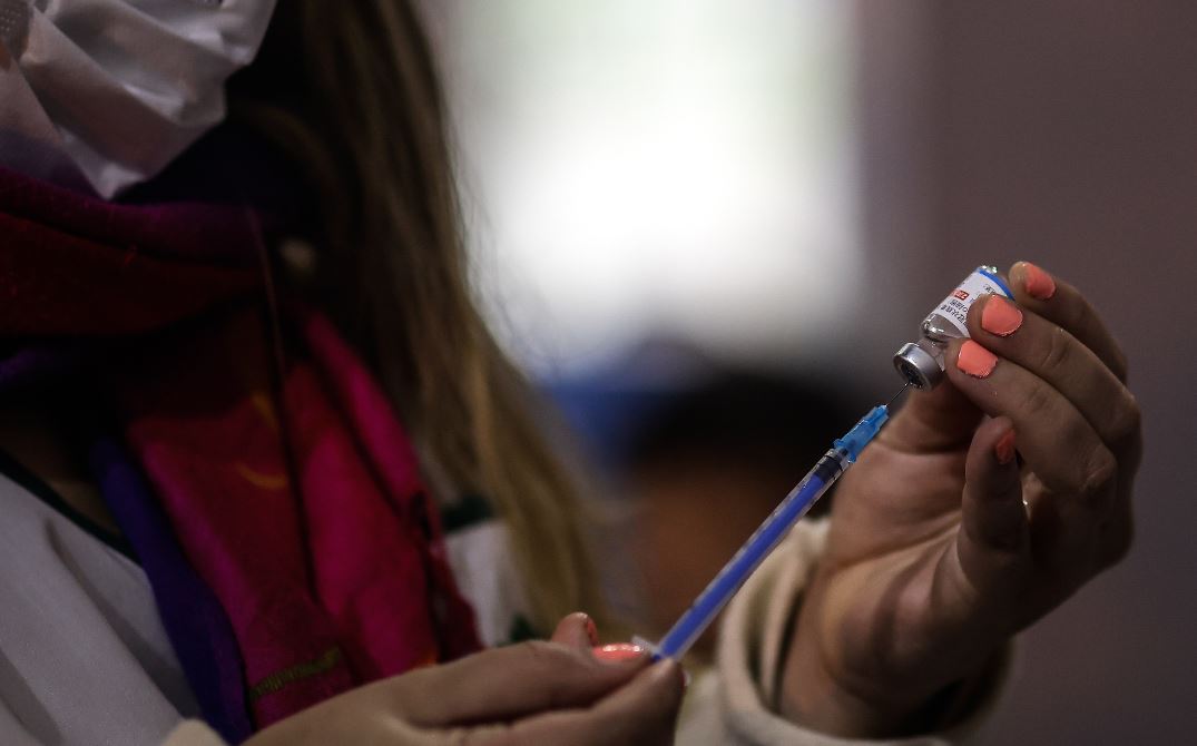 Guatemala registra más de 5 millones de dosis aplicadas contra el covid-19. (Foto Prensa Libre: EFE)