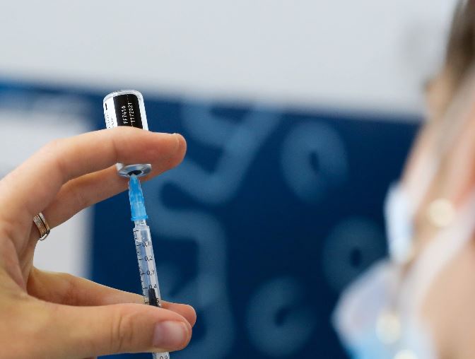 Guatemala analiza aplicar refuerzos a vacunados contra el covid-19. (Foto Prensa Libre: EFE)