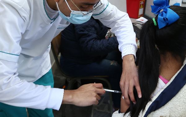 Algunos países ya vacunan contra el covid-19 a menores de edad. (Foto Prensa Libre: EFE)