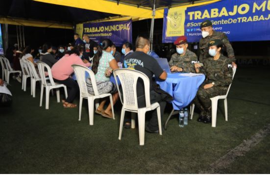 Las autoridades impulsan la vacunación comunitaria con la intensión de prevenir el avance del covid-19. (Foto Prensa Libre: Byron García)
