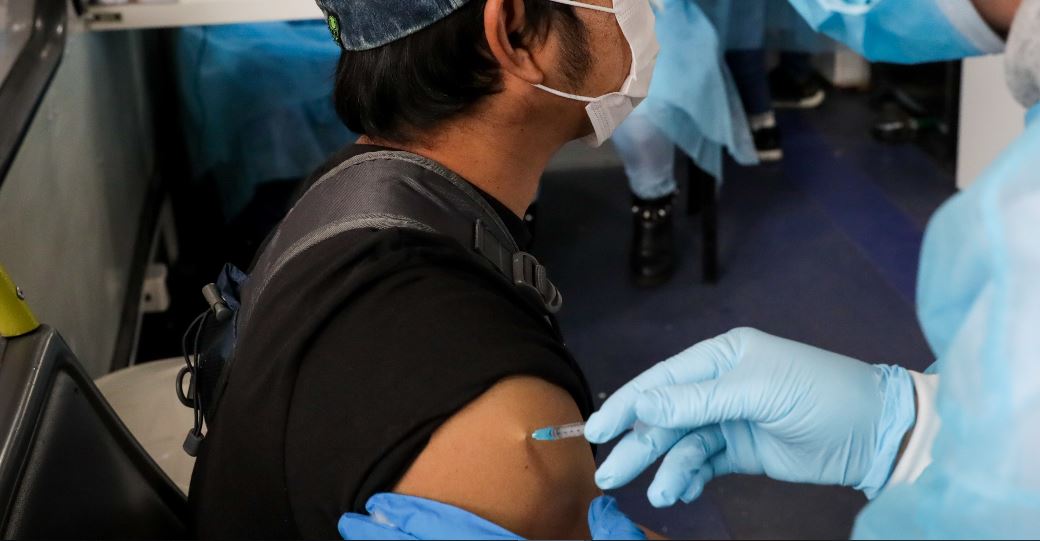 El mundo avanza en la vacunación contra el covid-19. (Foto Prensa Libre: EFE)