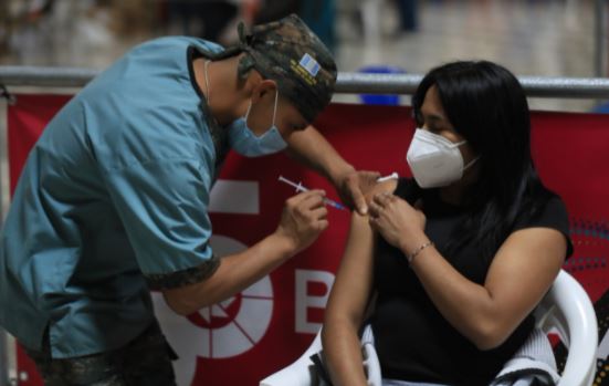 El proceso de vacunación avanza en Guatemala. (Foto Prensa Libre:)