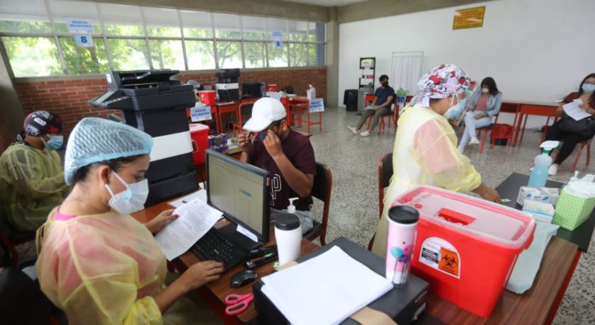Guatemaltecos acuden a centros de vacunación para recibir la dosis contra el covid-19. (Foto Prensa Libre: Érick Ávila)