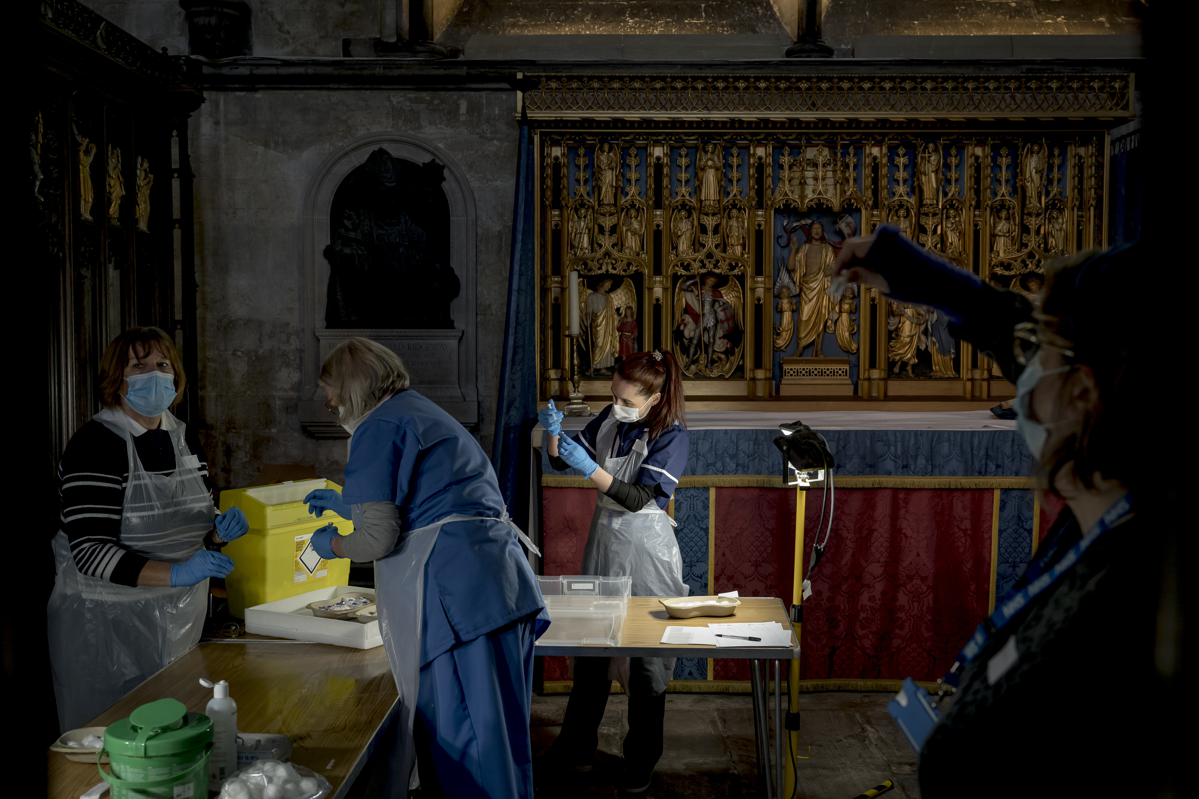 Una clínica de vacunación contra el covid-19 en una catedral de Salisbury, Inglaterra, el 23 de enero de 2021. La vacunación reduce a la mitad las probabilidades de experimentar síntomas a largo plazo tras la infección de covid. (Foto Prensa Libre: Andrew Testa/The New York Times)