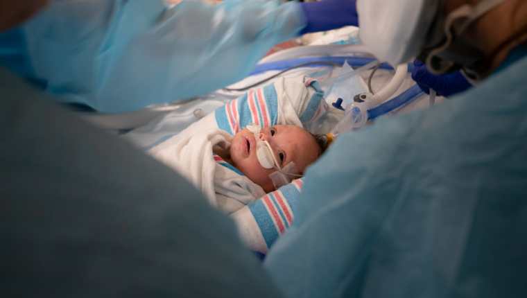 Carvase Perrilloux Jr., de dos meses, en el Hospital de Niños de Nueva Orleans el 20 de agosto de 2021. (Foto Prensa Libre: Erin Schaff / The New York Times)