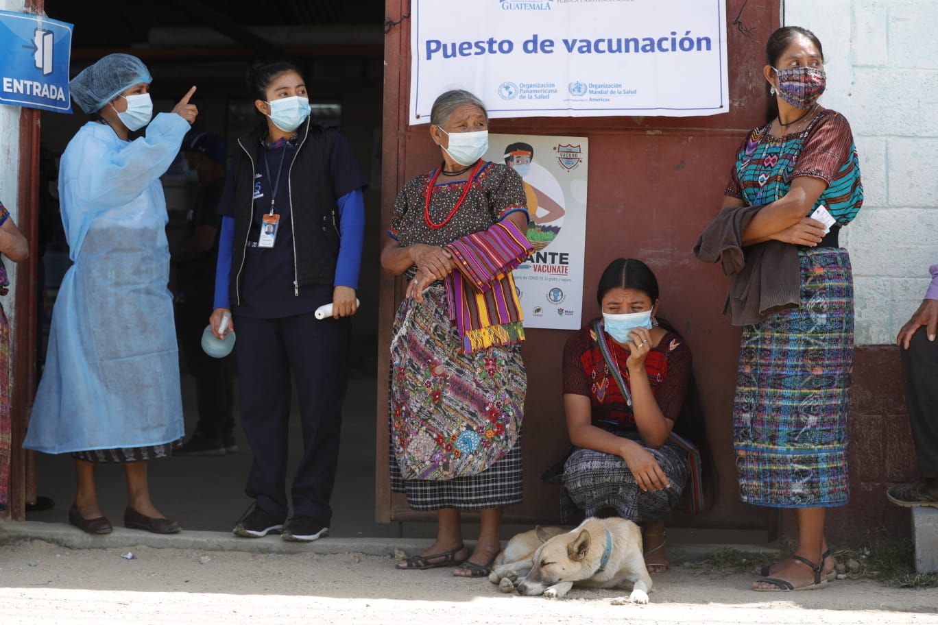 Las autoridades del Ministerio de Salud piden a la población mayor de 18 años que asista a los puestos de vacunación. (Foto Prensa Libre: Esbin García)