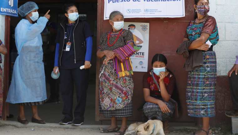 Las autoridades del Ministerio de Salud piden a la población mayor de 18 años que asista a los puestos de vacunación. (Foto Prensa Libre: Esbin García)