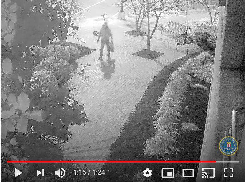 Imagen tomada del video publicado por el FBI que muestra la trayectoria del sospechoso de haber colocado bombas en Washington DC. (Foto Prensa Libre: Captura de pantalla)
