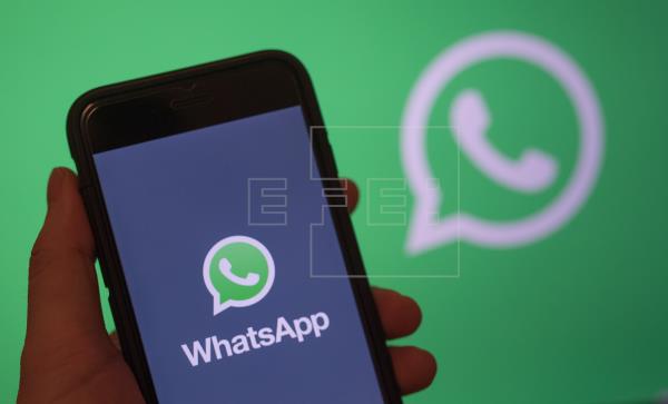 Según recientes estimaciones, unos 2 mil millones de personas usan WhatsApp en todo el mundo hasta el 2021.  (Foto Prensa Libre: EFE)
