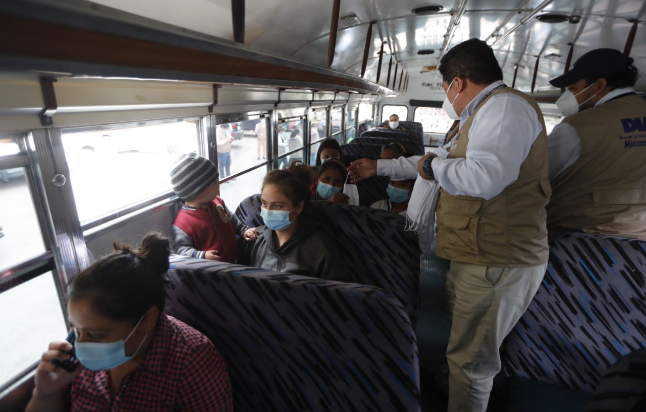 Anam afirma que los alcaldes tienen dificultades para que transportistas y usuarios respeten el aforo en las unidades de bus. Fotografía: Prensa Libre (Esbin García). 