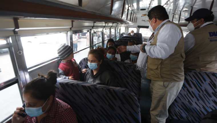 Anam afirma que los alcaldes tienen dificultades para que transportistas y usuarios respeten el aforo en las unidades de bus. Fotografía: Prensa Libre (Esbin García). 