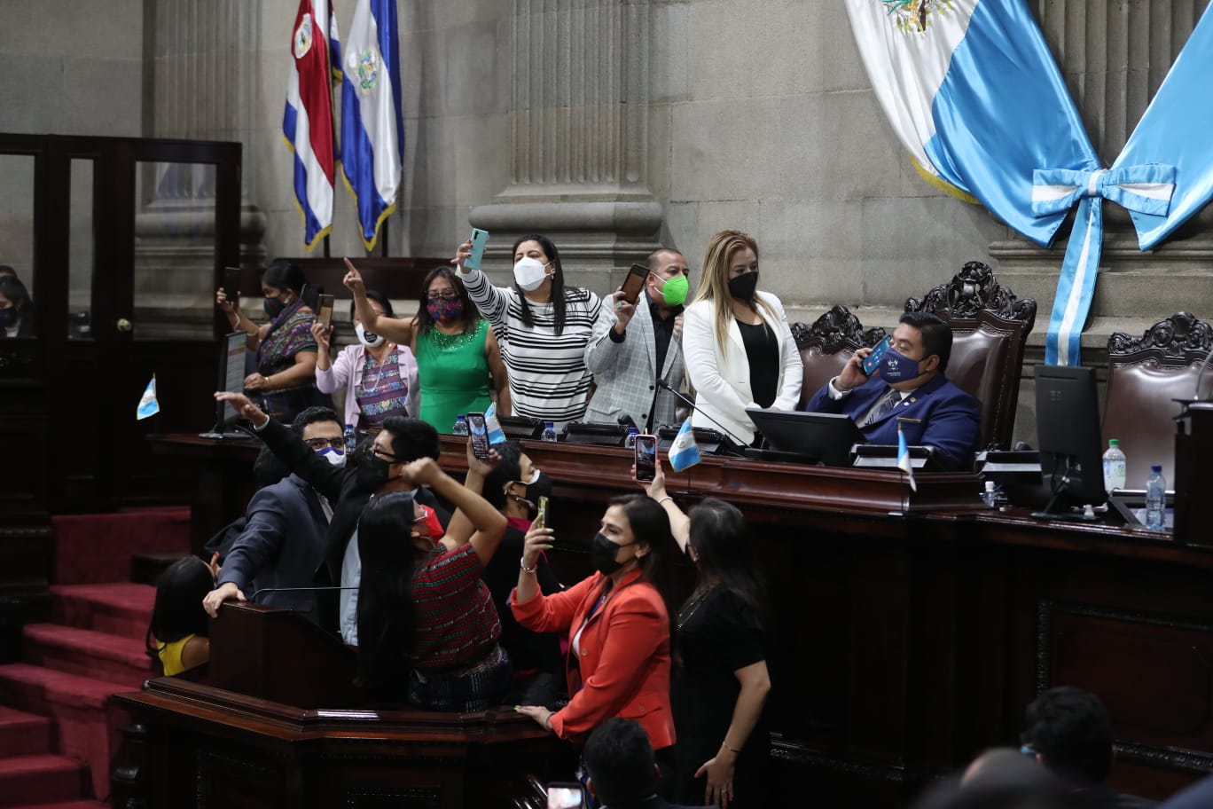 Momento en que algunos diputados denunciaban en sus redes sociales los presuntos abusos de Allan Rodríguez en la conducción de la sesión plenaria del 6 de septiembre. Fotografía: Prensa Libre (María José Bonilla). 