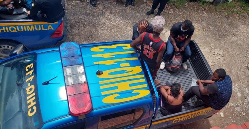 Un brasileño y 11 haitianos fueron remitidos a Migración. Foto Prensa Libre: PNC.