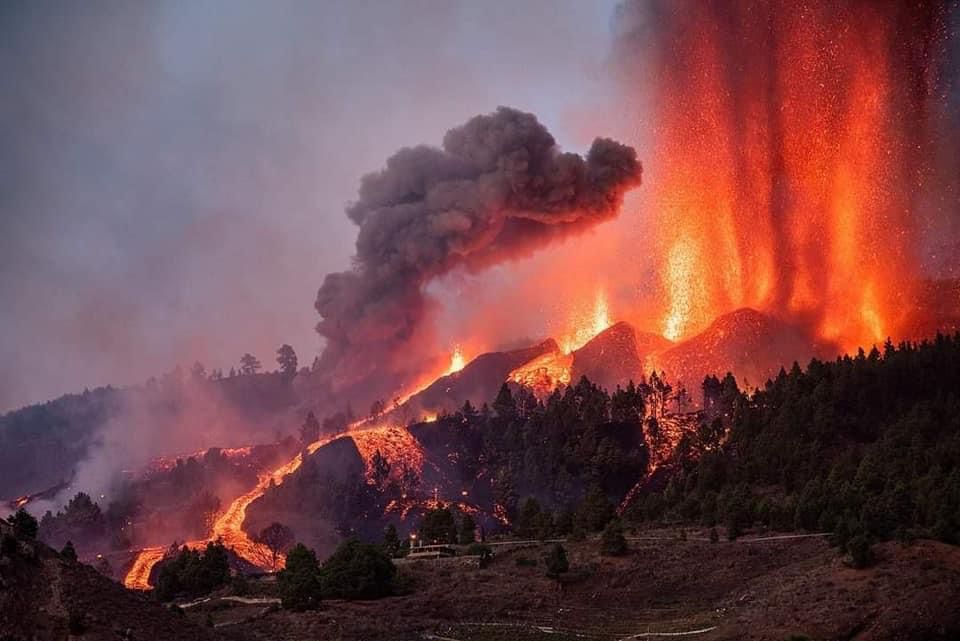 El volcán “Cumbre Vieja ” en la isla La Palma, España sigue causando destrucción de cientos de hogares y evacuaciones