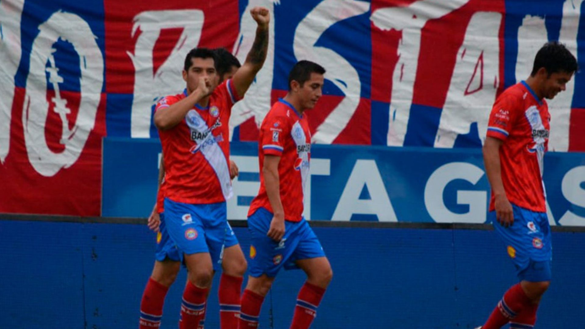 El mexicano Javier Orozco festeja su segundo gol en territorio nacional y el segundo de su equipo ante Sololá. (Foto Prensa Libre: Xelaju MC twitter)