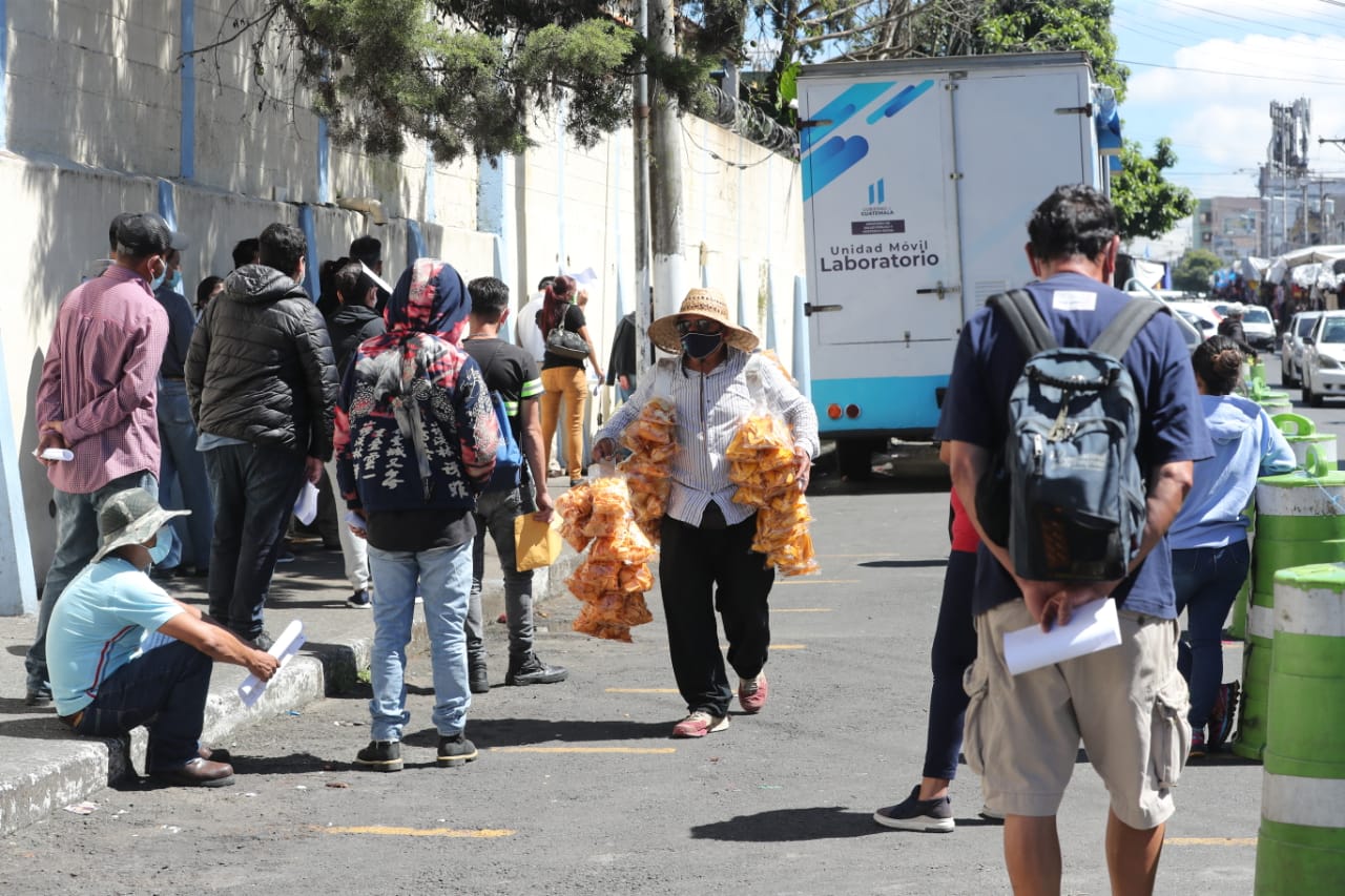 Guatemaltecos acuden a hacerse hisopados en un laboratorio móvil en la zona 1. (Foto Prensa Libre: Érick Ávila)