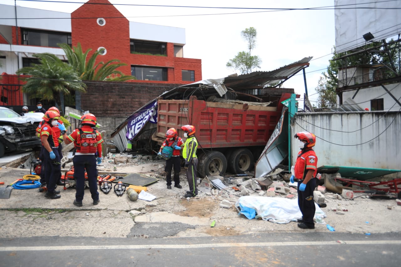 Camión accidentado en la 20 calle 28 avenida zona 10. (Foto Prensa Libre: Carlos Hernández Ovalle)