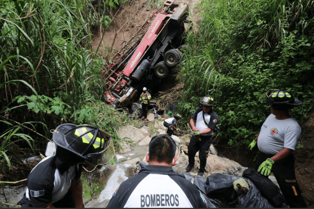 Imagen del accidente del pasado 28 de agosto donde un camión sin control se fue al fondo de un barranco y se llevó a un vehículo particular. (Foto Prensa Libre: Hemeroteca PL)