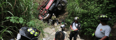 Imagen del accidente del pasado 28 de agosto donde un camión sin control se fue al fondo de un barranco y se llevó a un vehículo particular. (Foto Prensa Libre: Hemeroteca PL)