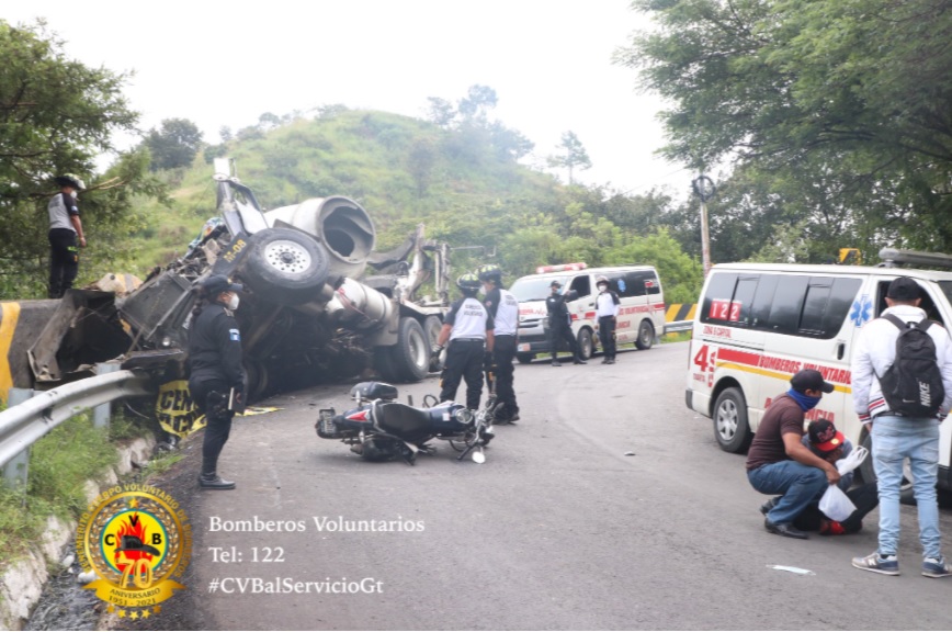 Colisión múltiple en San Pedro Ayampuc deja a tres personas fallecidas y dos heridas. (Foto Prensa Libre: Bomberos Voluntarios)