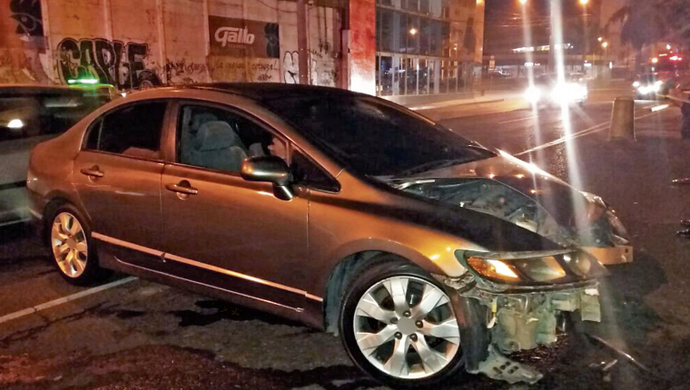 Una persona chocó en el bulevar Liberación, zona 9, después del accidente el conductor se quedó dormido en el interior de su carro.
(Foto Prensa Libre: PNC)