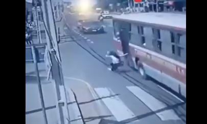 Video: mujer que perseguía a ladrón muere al lanzarse desde un bus en movimiento
