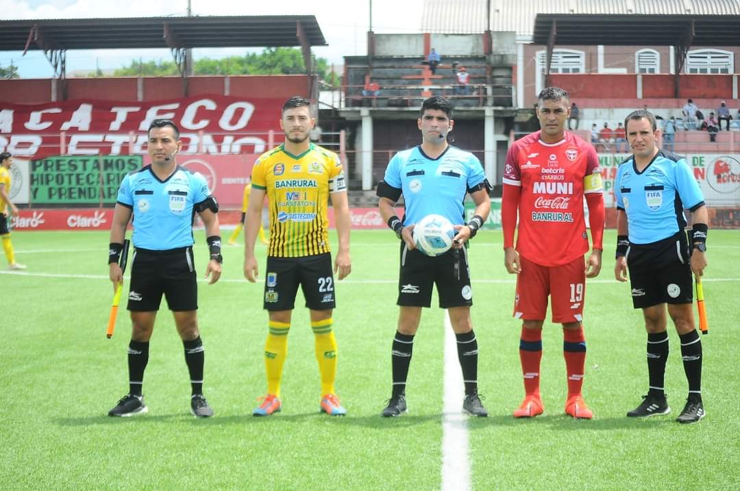 El partido se disputó en el estadio Santa Lucía, en Malacatán. (Foto Prensa Libre: @DMalacatecoToro)