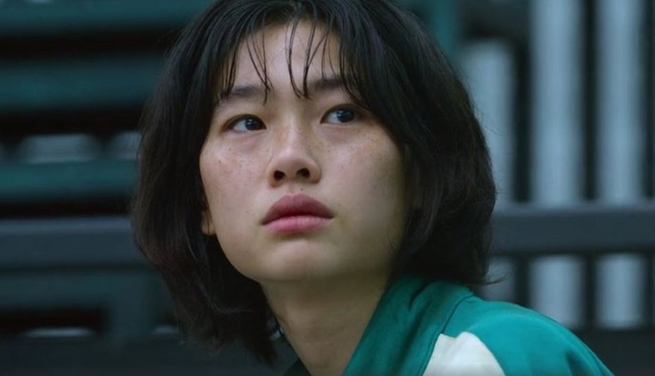 Ho Yeon tuvo una increíble transformación para encarnar a Sae Byeok en El juego del calamar. (Foto chicmagazine.com.mx/Instagram)