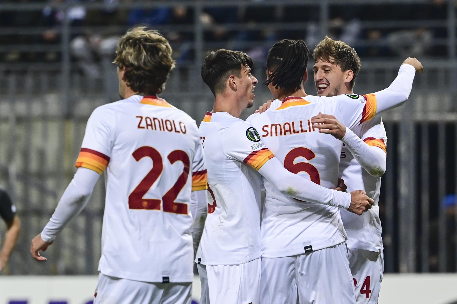 Los jugadores de la Roma festejan en el triunfo de este jueves. (Foto Prensa Libre: AS Roma)
