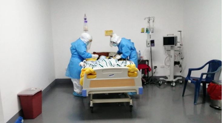 “Estamos peleando con la muerte”: el desesperante llamado de una médica de Xela por el coronavirus y cuya imagen se hizo viral