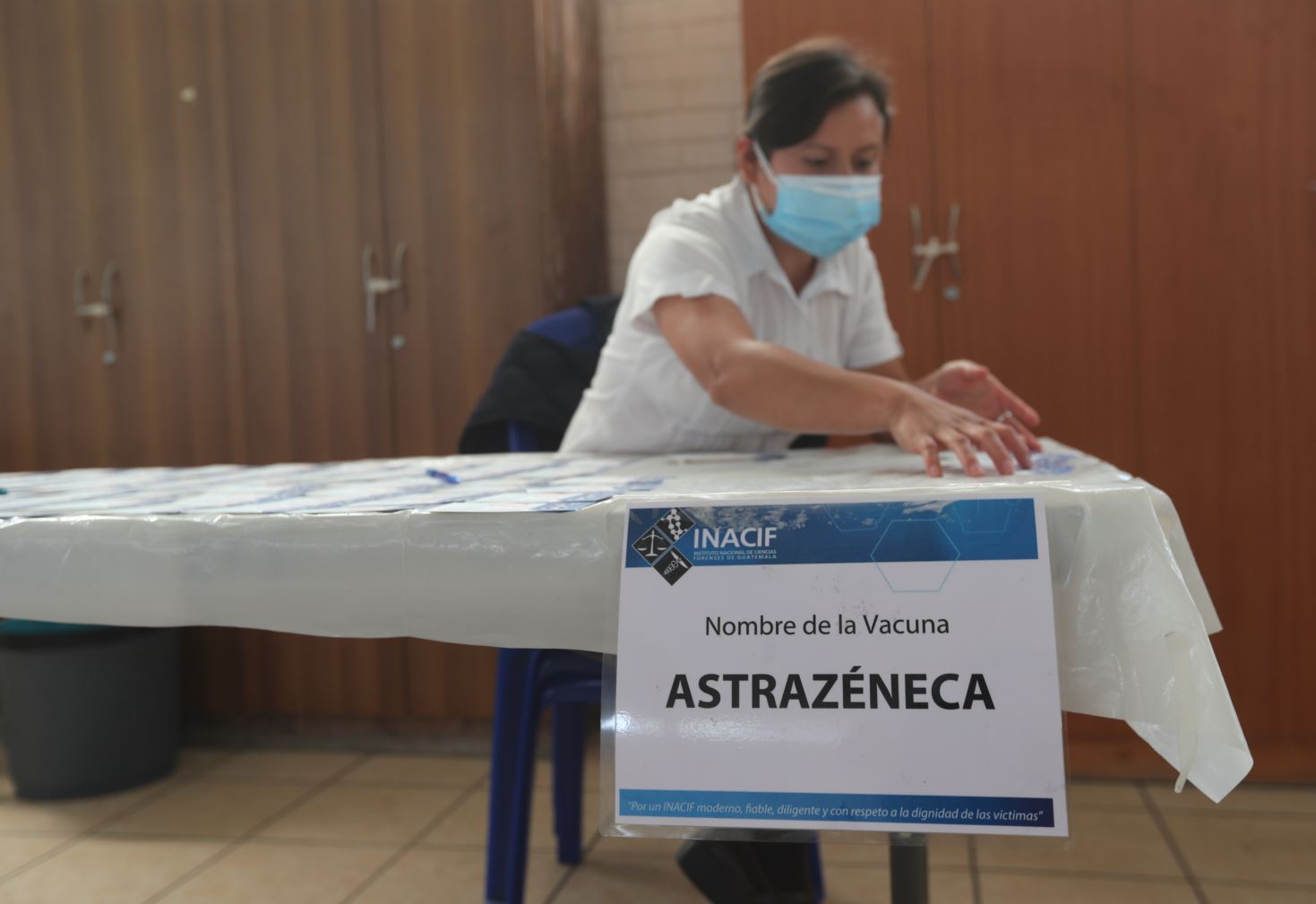 En el centro de vacunación Alida España, en la zona 3, se ofrece la vacuna AstraZeneca, por ahora de lotes donados al país. (Foto Prensa Libre: Érick Ávila)