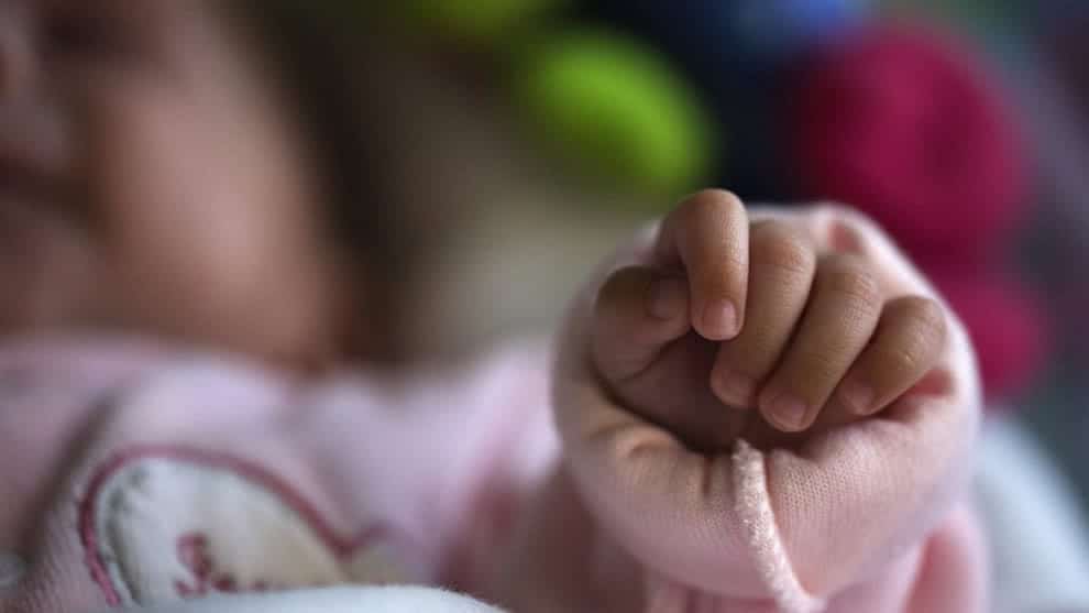 La bebé falleció tras 5 horas de presentar fiebre.
(Foto Prensa Libre: EFE)