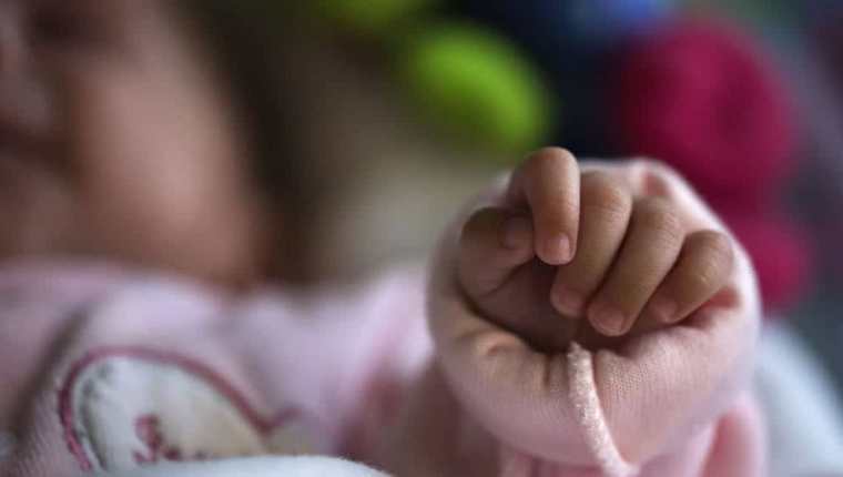 La bebé falleció tras 5 horas de presentar fiebre.
(Foto Prensa Libre: EFE)