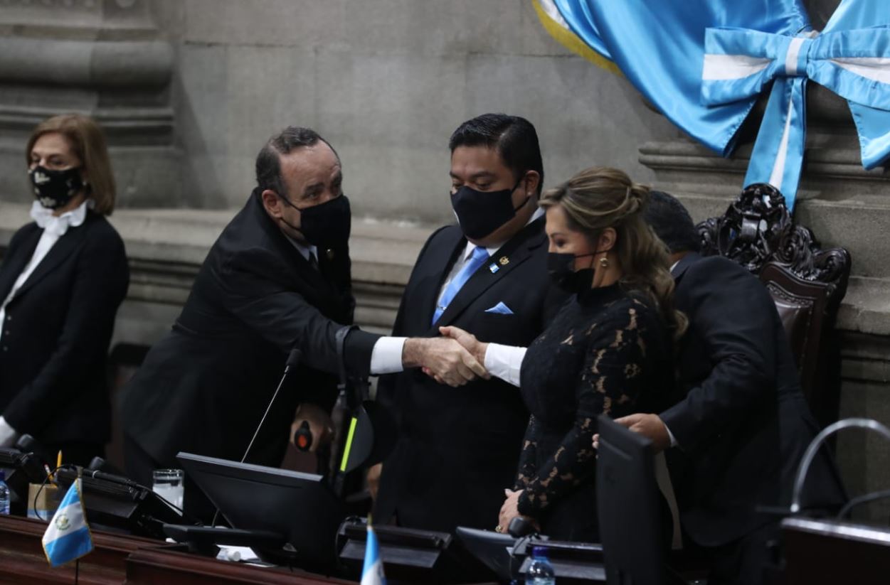Alejandro Giammattei a su llegada al Congreso para la Sesión Solemne por el bicentenario de Guatemala. (Foto Prensa Libre: Erick Ávila)