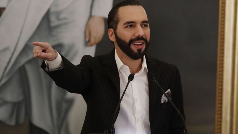 AME3528. SAN SALVADOR (EL SALVADOR), 04/06/2021.- El presidente salvadoreño, Nayib Bukele, habla hoy en una conferencia de prensa, en San Salvador (El Salvador). Bukele anunció este viernes que su Gobierno romperá el acuerdo con la Organización de los Estados Americanos (OEA) que da vida a la Comisión Internacional Contra la Impunidad en El Salvador (Cicies). 