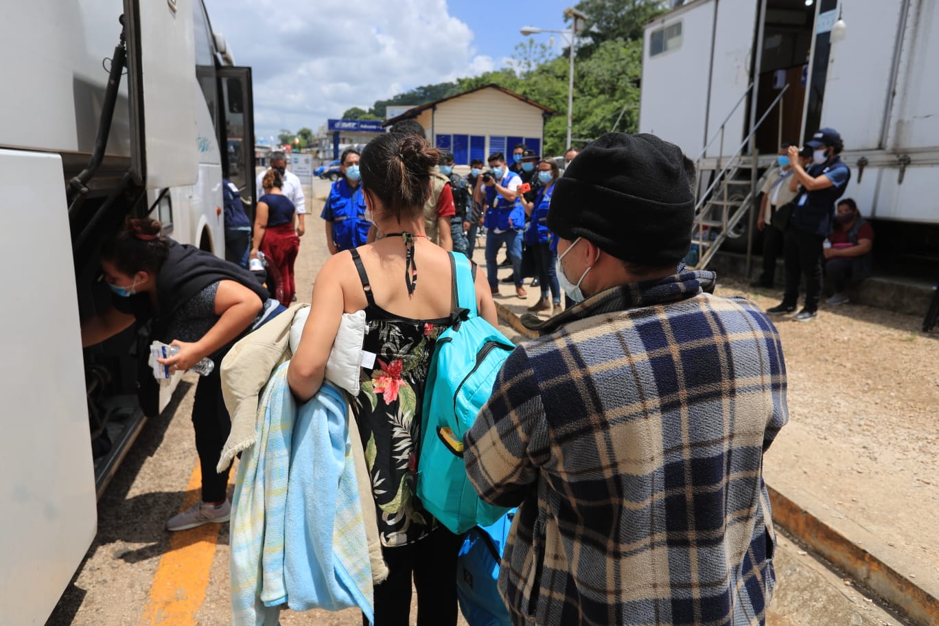 Decenas de migrantes centroamericanos llegan cada al paso fronterizo El Ceibo, en Petén, deportados de Estados Unidos vía México. (Foto Prensa Libre: Byron García)