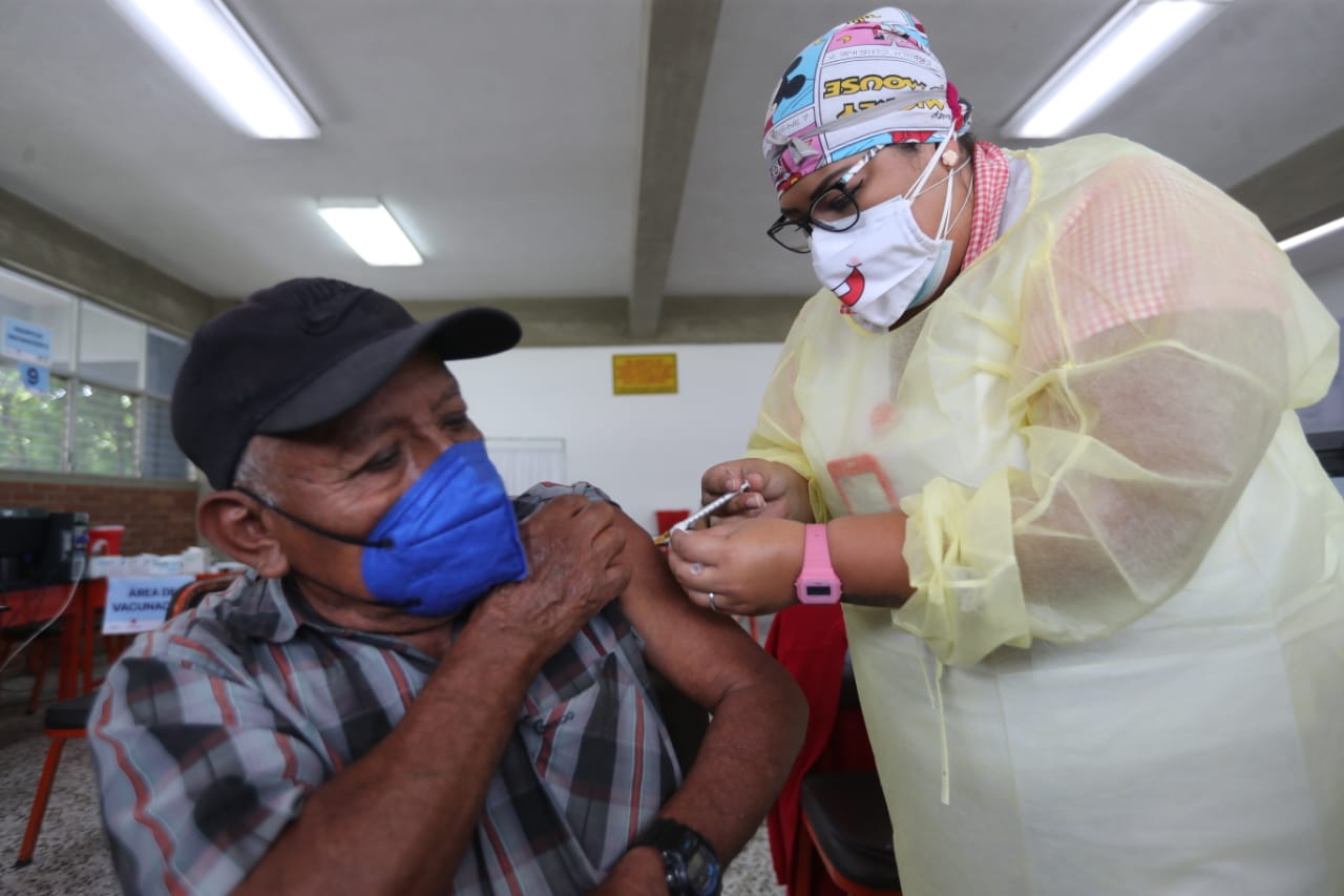 
En medio de la tercera ola de contagios de coronavirus, el Instituto Guatemalteco de Seguridad Social anunció que vacunará a personas que no estén afiliadas. (Foto Prensa Libre: Érick Ávila)

