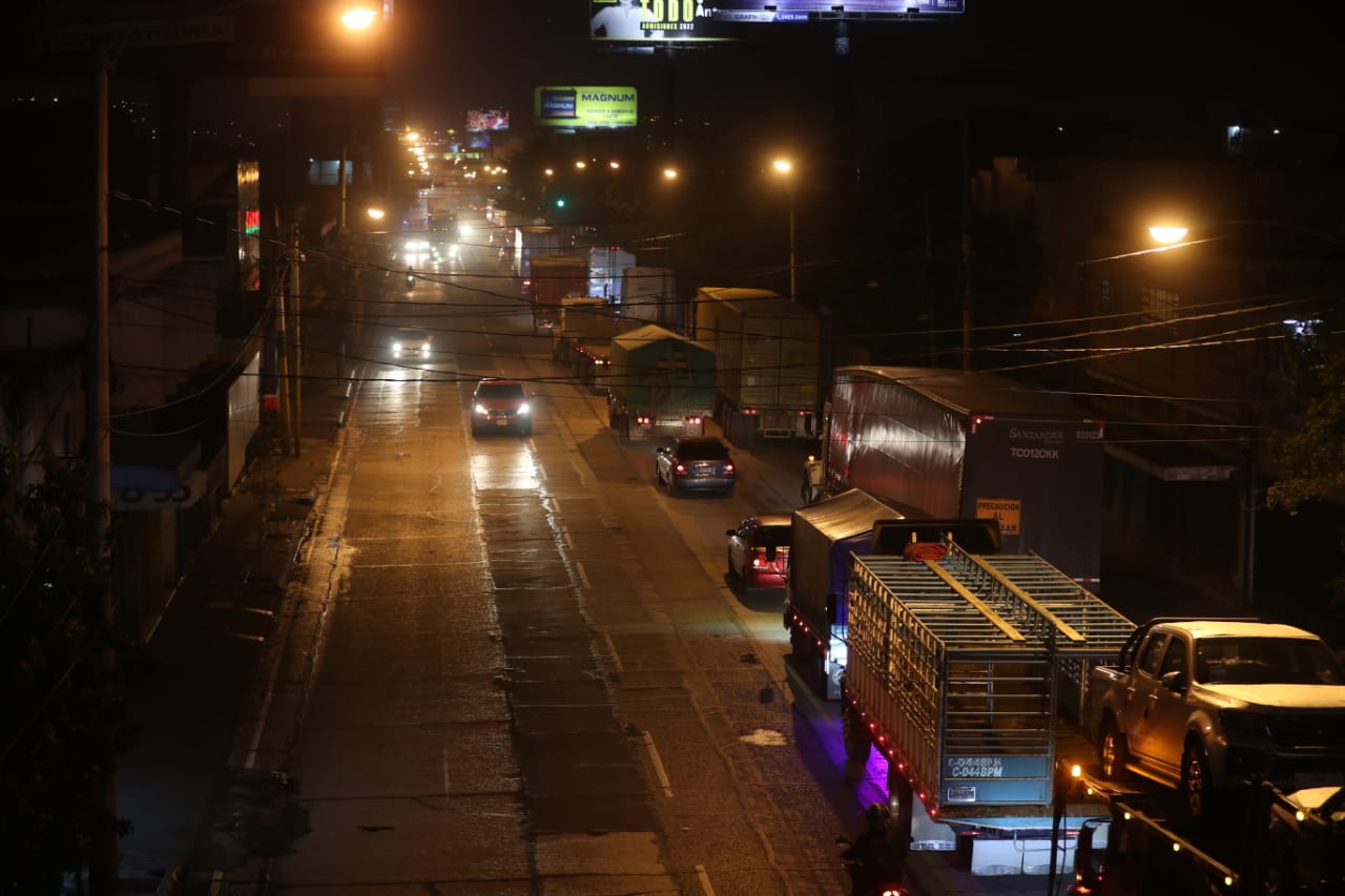 Cuarenta minutos pasados después del inicio de toque de queda, en la calle Martí había filas de vehículos. (Foto Prensa Libre: Juan Diego González)