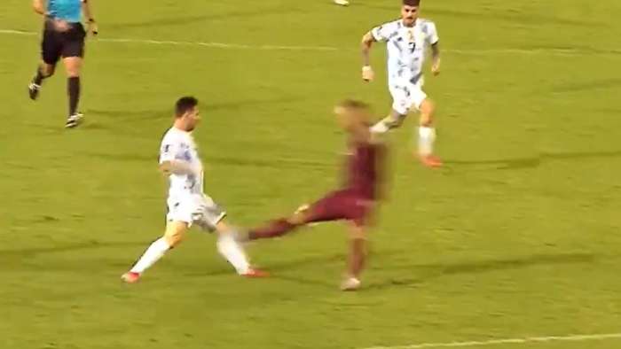De esta forma fue la acción de Luis Adrián Martínez sobre Leo Messi al minuto 32. El central uruguayo lo expulsó después de revisar el VAR. Foto captura de pantalla. 