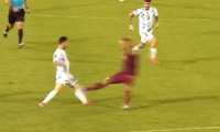 De esta forma fue la acción de Luis Adrián Martínez sobre Leo Messi al minuto 32. El central uruguayo lo expulsó después de revisar el VAR. Foto captura de pantalla. 
