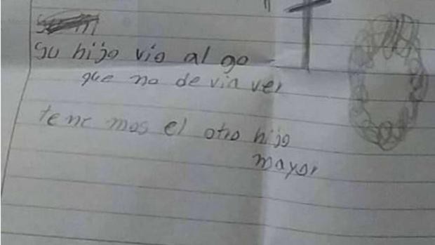 En Paraguay una madre encuentra a su hijo pequeño muerto, envuelto en una sábana dentro de su vivienda.
(Foto Prensa Libre: La Nación)