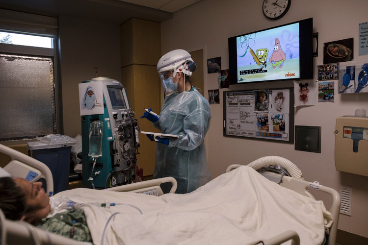 La enfermera Masha Crawford cuida a un paciente con diálisis en el Centro de Salud Providence St. John en Los Ángeles, el 23 de febrero de 2021. (Isadora Kosofsky/The New York Times)